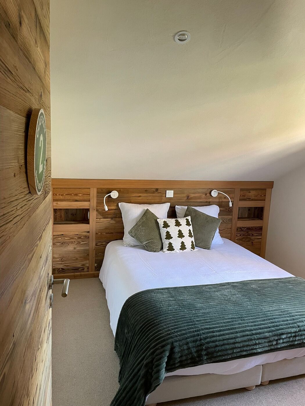 Chambre Claforay, couvre-lit vert et coussin sapins