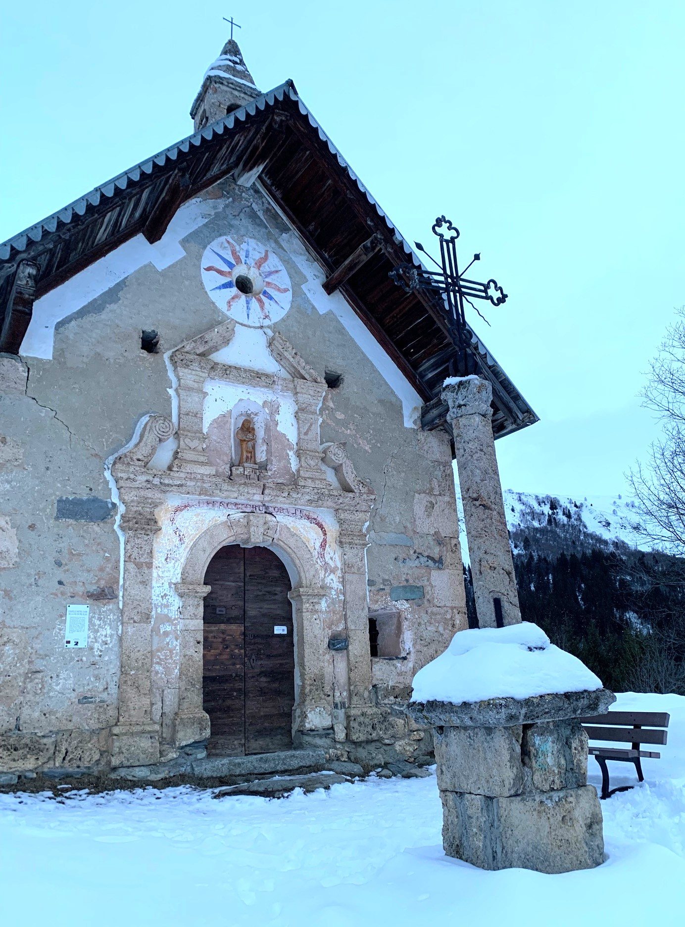 Chapelle en pierre sous la neige à Saint-Sorlin-d'Arves