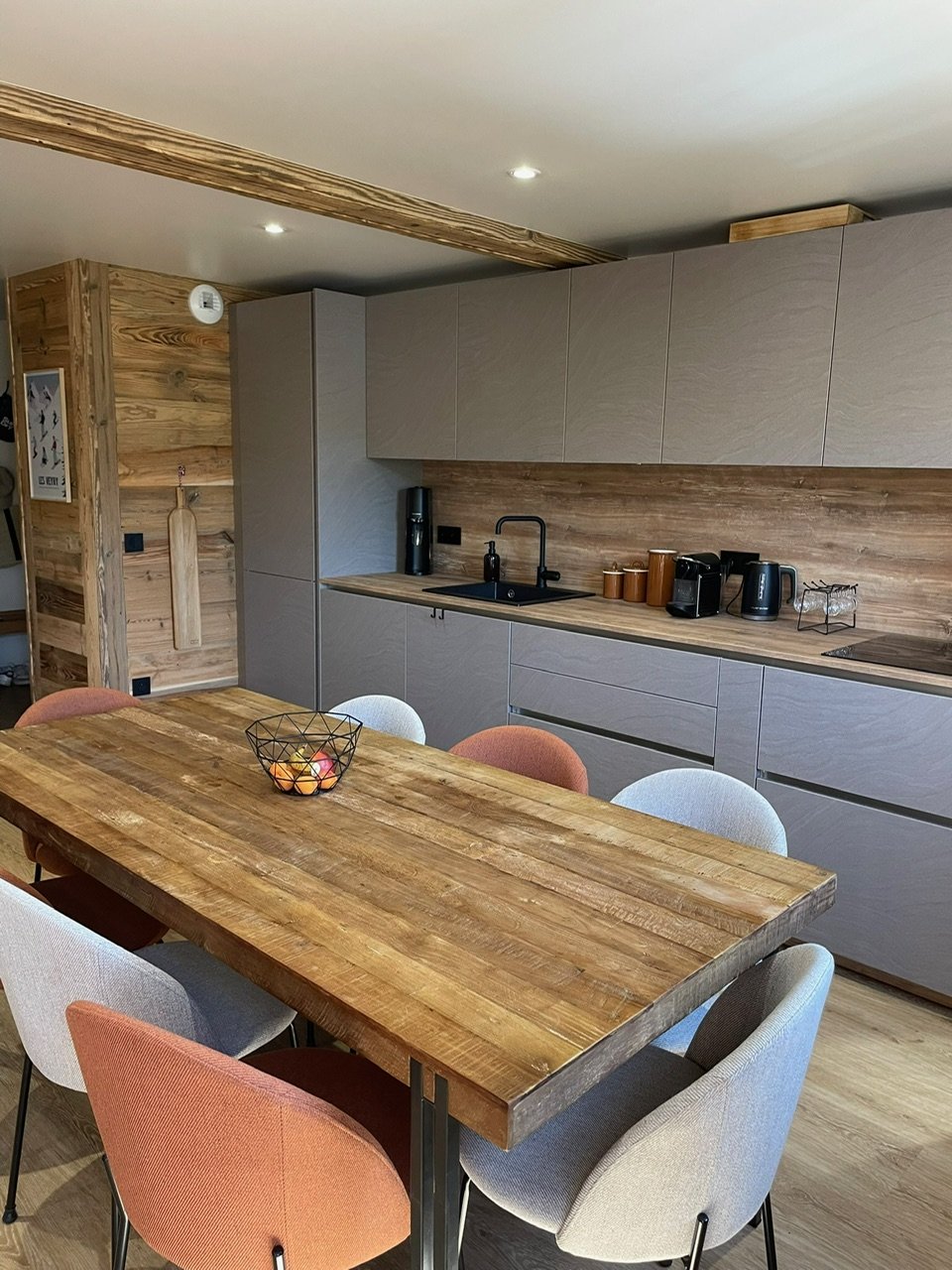 Cuisine ouverte équipée et grande table en bois massif avec ses chaises