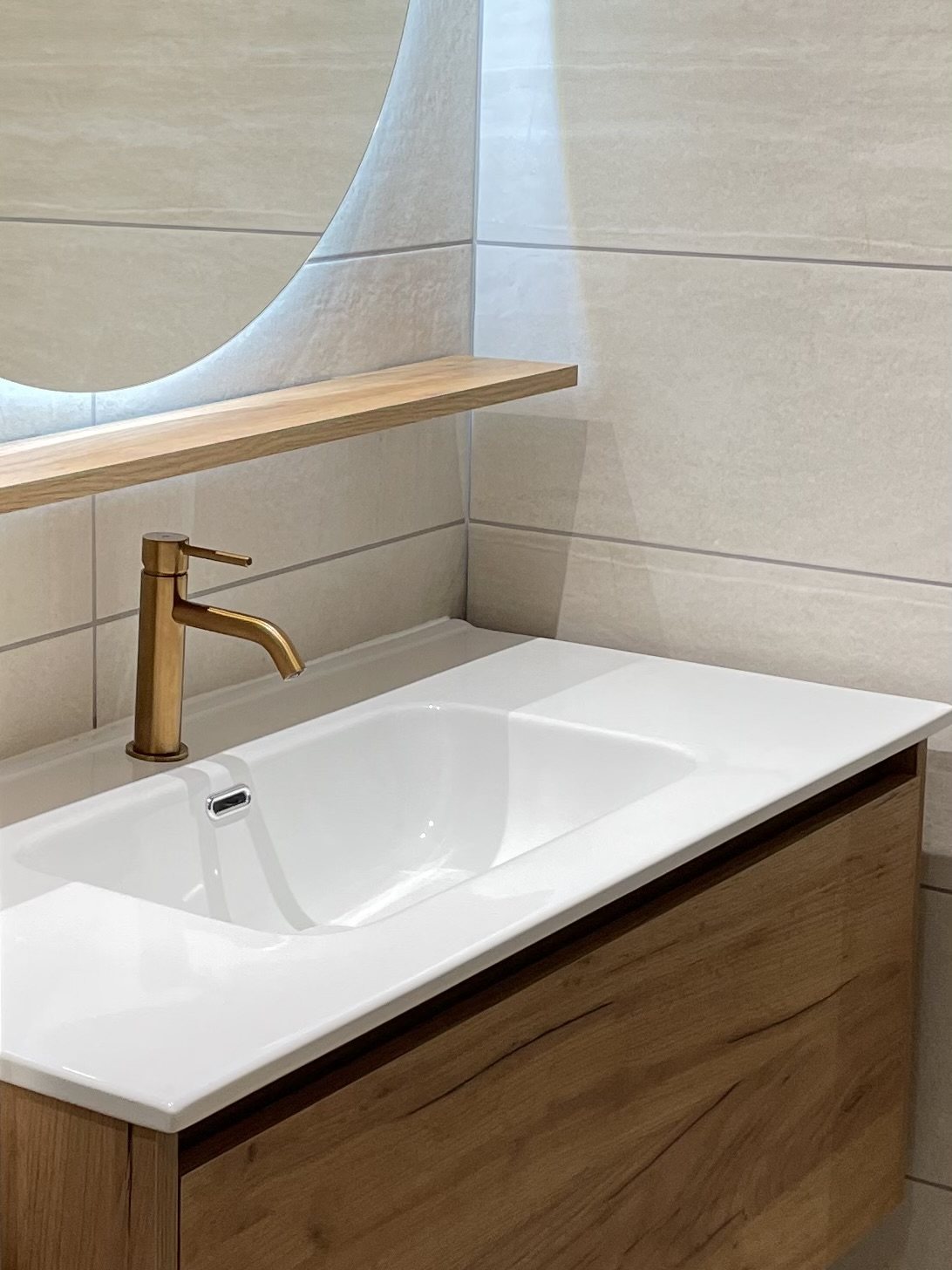 Vasque sur meuble en bois et robinetterie cuivrée