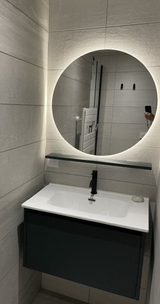 Vasque sur meuble suspendu et miroir rond rétroéclairé