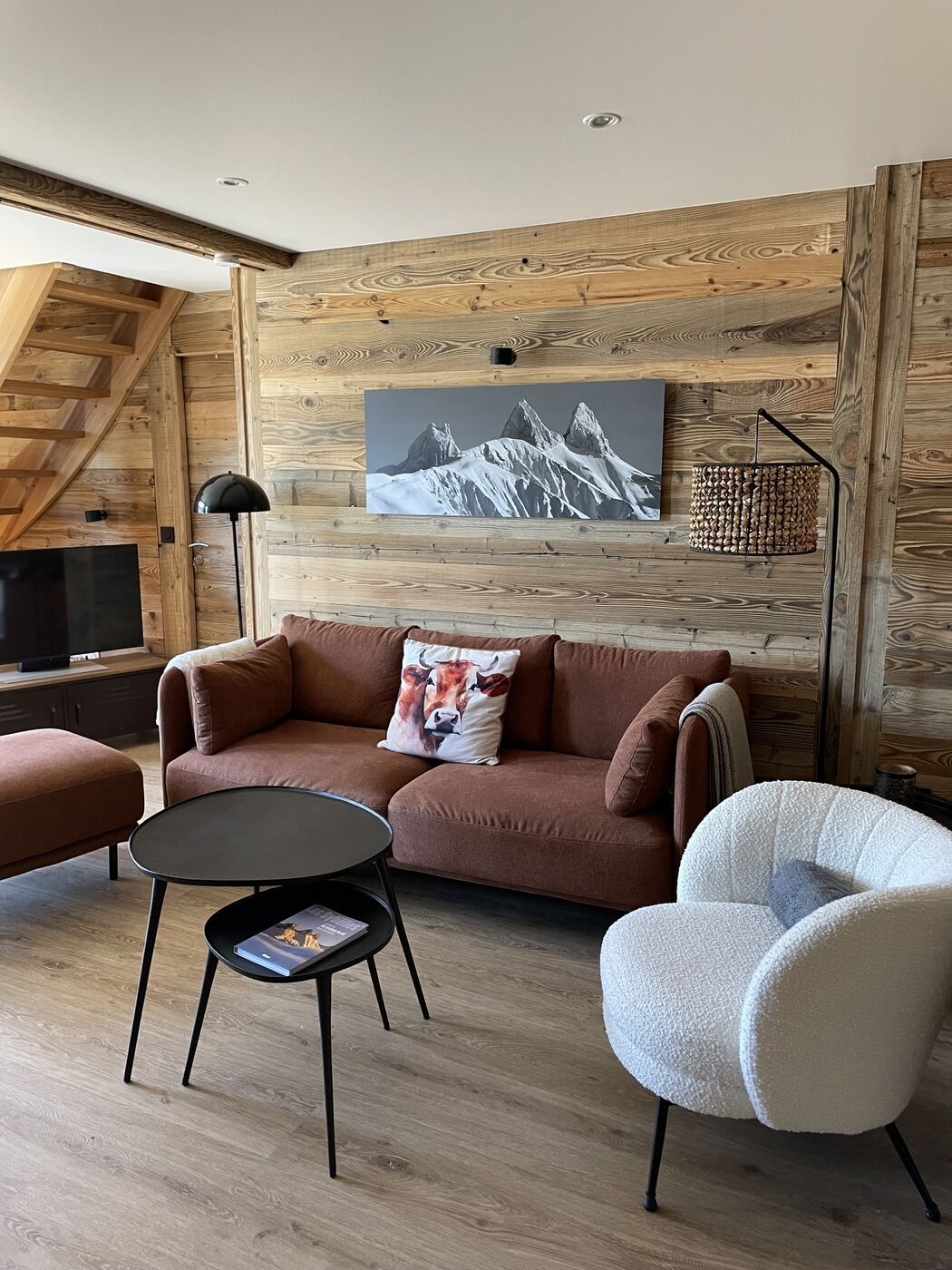 Salon avec canapé et vue sur les montagnes